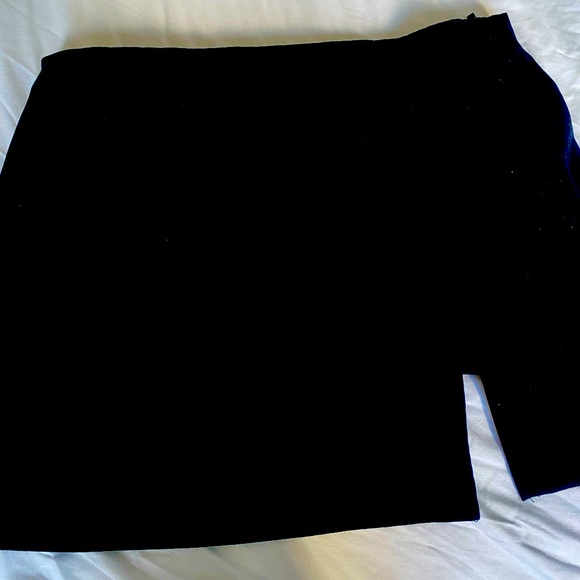 Aritzia Black Mini Skirt with Slit - Size 12 - Picture 2 of 4